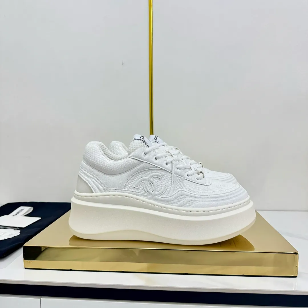 👟👟Ex-factory price 680👟👟 Upgraded version, upgraded version, upgraded version! No rebuttal accepted! ! ! ! Chanel Chanel panda shoes! 2025 counter's top casual sports shoes. This classic design; the upper is electro-embroidered with a variety of techniques; the outsole is fashionable and sporty; the unusual inclusion of a variety of color matching elements... The diversified mix and match is very good-looking and versatile, and can be used for leisure, fashion, sports, and outdoor... ꫛꫀꪝ Go➫ Materials: ❶Upper made of: original imported first-layer silk cowhide + original waterproof cloth + original first-layer cowhide ❷Inner lining: Original Yangli+Net ❸Outsole based on: Original TPU combination outsole Counter boutique packaging complete set for women 35–41 👉 👉 👉 👉 👉 👉 👉